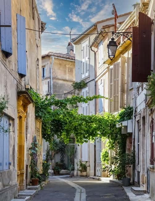 Arles: Express Walk with a Local - Exploring Arles: A Walk Through Time and Culture