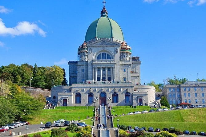 Arrival Private Transfer: Montreal Airport YUL to Montreal in Luxury SUV - Airport Pickup and Dropoff