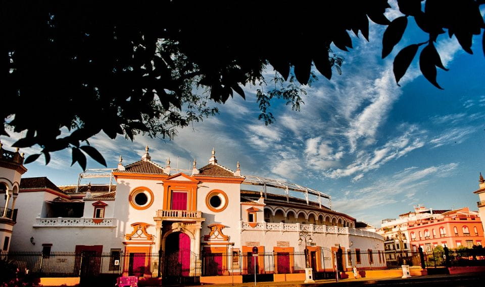 Artistic Seville 3-Hour Sightseeing Tour and Cruise - Key Points