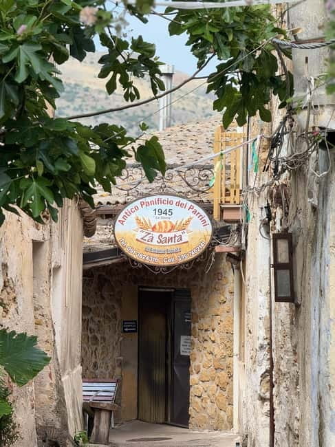 Artistic walk in Borgo Parrini with traditional tasting - Who Is This Tour Best Suited For?