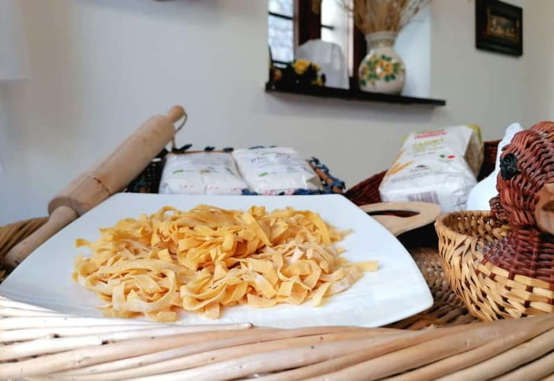 Assisi: Italian Sauce Cooking Class with Wine Tasting - Who should consider this experience?