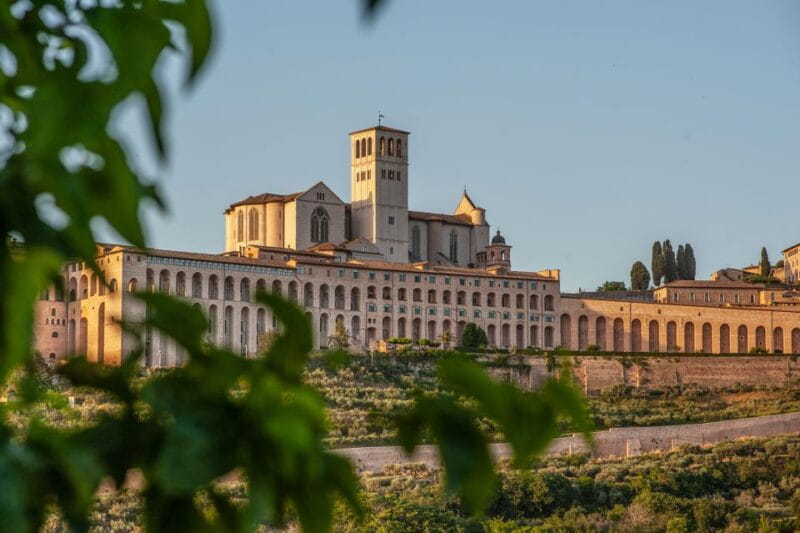 Assisi: Walking Tour with St. Francis Basilica Visit - Visiting the Basilica of Saint Clare and San Francesco Piccolino