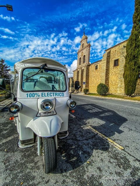 Ávila: Hop-on Hop-off Tuk Tuk Tour - Accessibility and Group Size