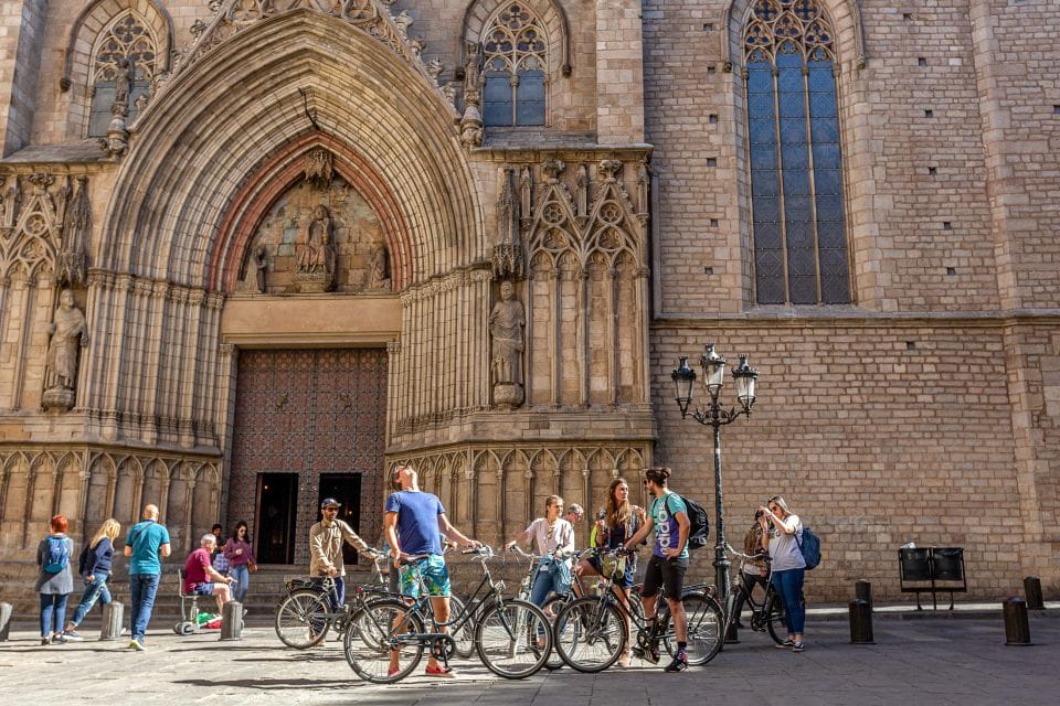 Barcelona: 4-Hour Small Group Bike Tour - Tour Features