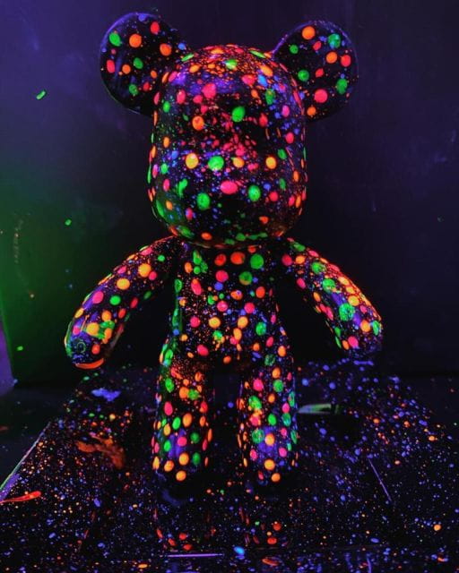 Barcelona: Bear-brick Fluorescent Painting | Wine and Art - Materials and Tools