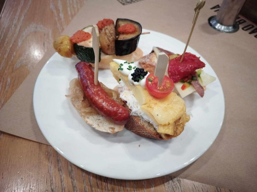 Barcelona: Boqueria Market & Barrio Gotico Street Food Tour - Exploring La Boqueria Market