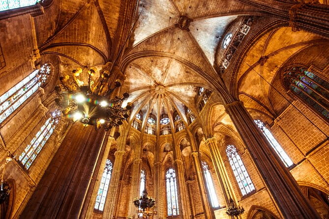 Barcelona Cathedral: Ticket, Guided Tour, Terrace + VR Experience - The Virtual Reality Experience: Modern Magic