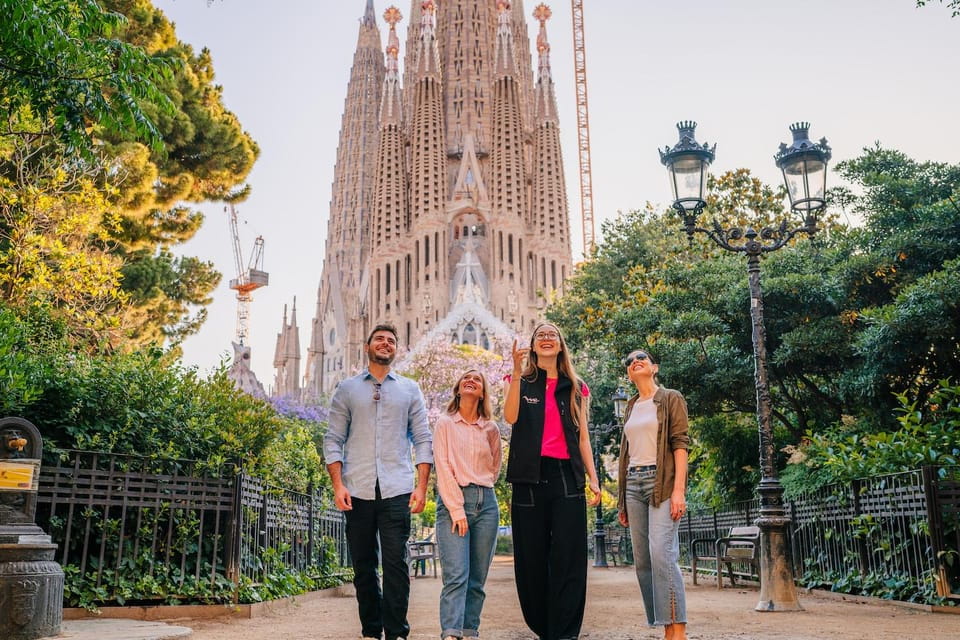 Barcelona: City Highlights Walking Tour With Sagrada Familia - Key Points