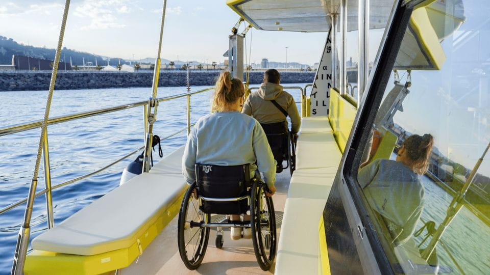 Barcelona: Coastal Cruise Aboard an Elegant Wooden Boat - Important Meeting Information