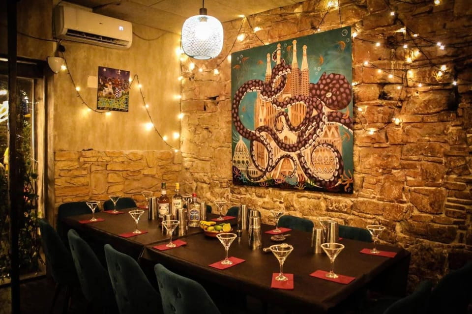 Barcelona: Cocktail Master Class by Mixologist With Tapas - Highlights of the Experience