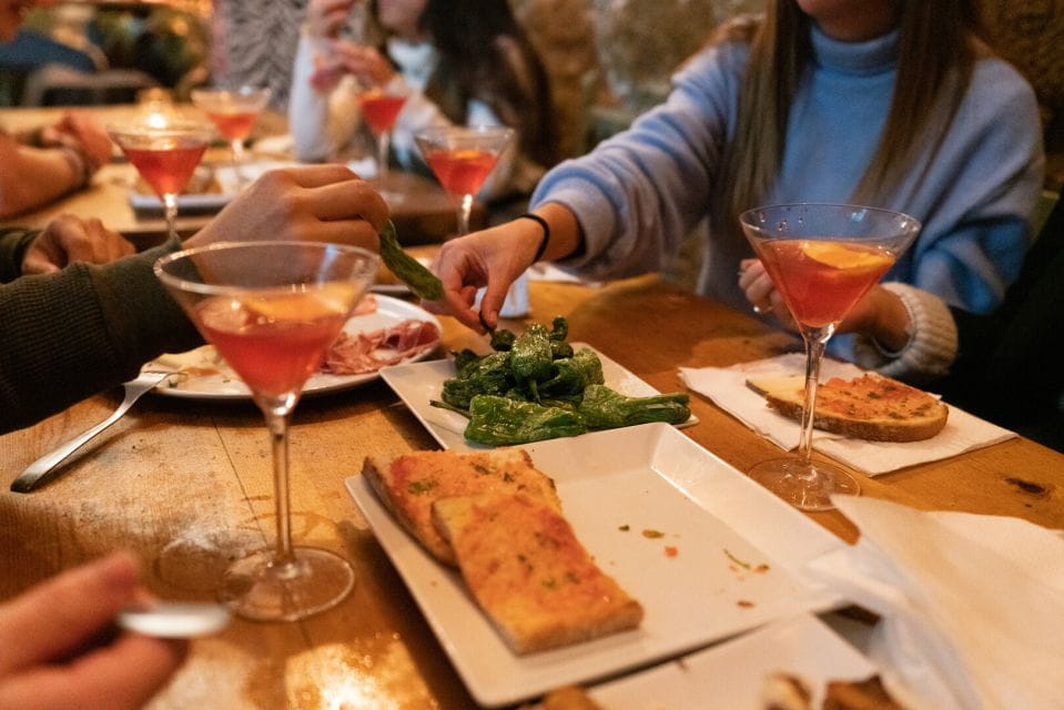 Barcelona: Cocktail Master Class by Mixologist With Tapas - Things To Know