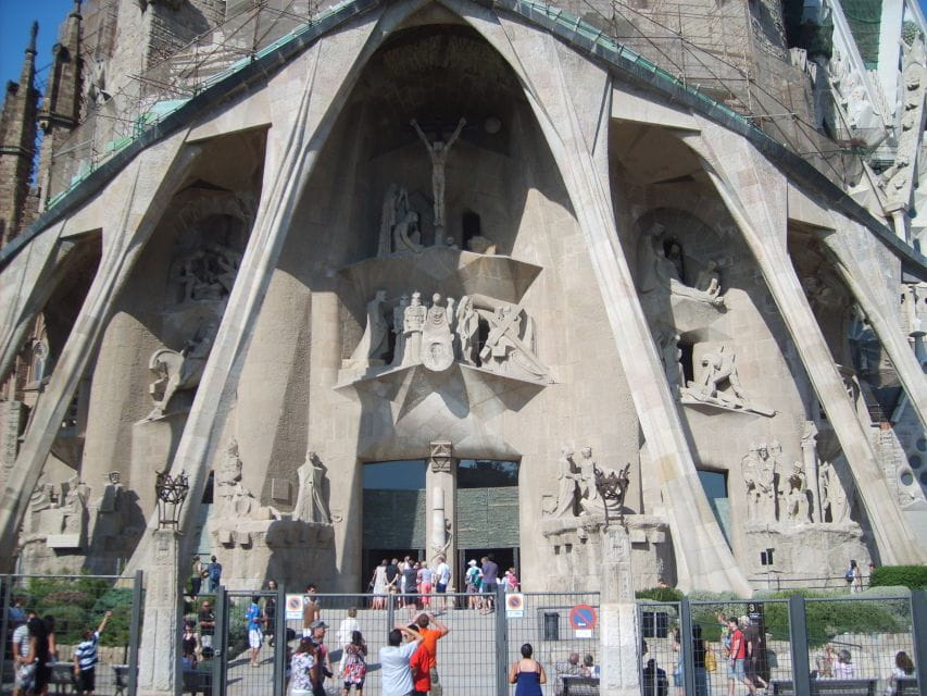 Barcelona: Fast Track Guided Tour of Sagrada Familia - Dress Code and Restrictions