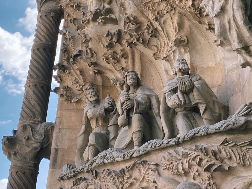 Barcelona: Fast Track Guided Tour of Sagrada Familia - Tour Duration and Availability