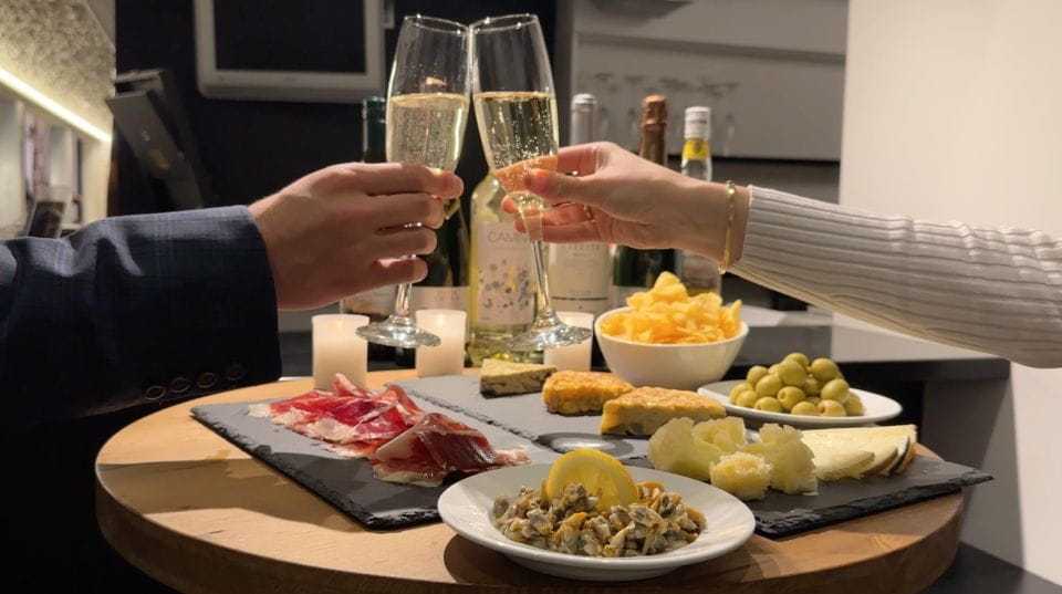 Barcelona: Flamenco Premium Show and Tour Guitar Museum - Unique Venue Features