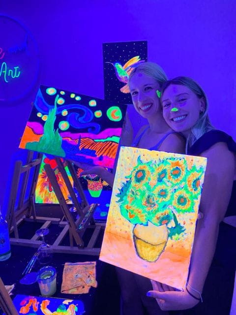 Barcelona: Fluorescent Paint and Wine Workshop - Booking Information