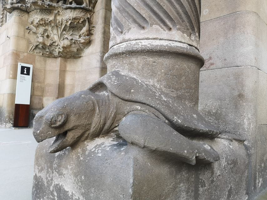 Barcelona: Foodie Walking Tour With Sagrada Familia Tickets - Key Points