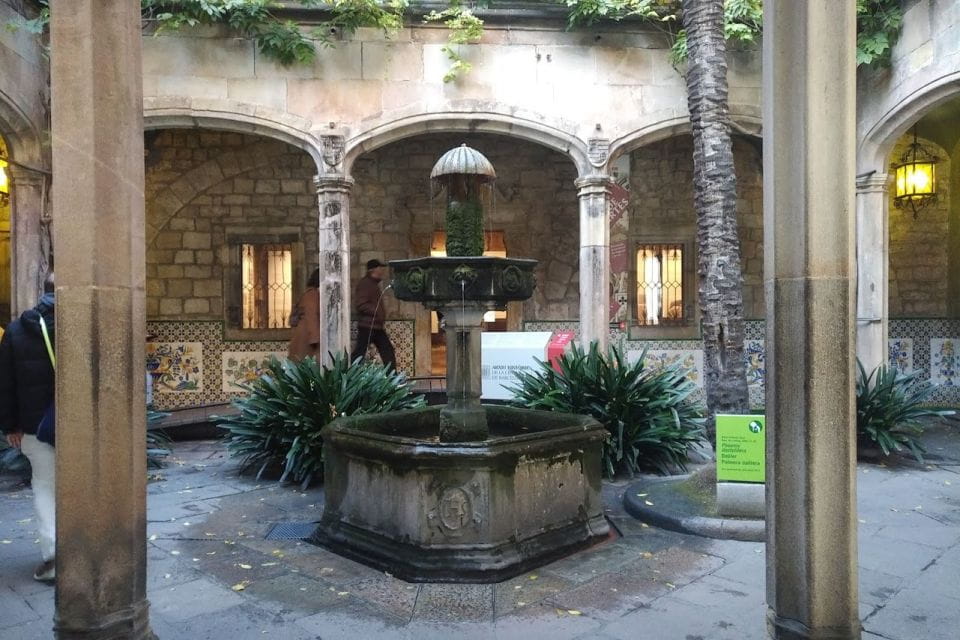 Barcelona: Gothic Quarter Walking Tour With Optional Pintxos - Things To Know