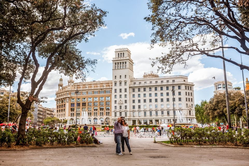 Barcelona: Hello Barcelona Public Transport Travel Card - Meeting Points for Ticket Exchange