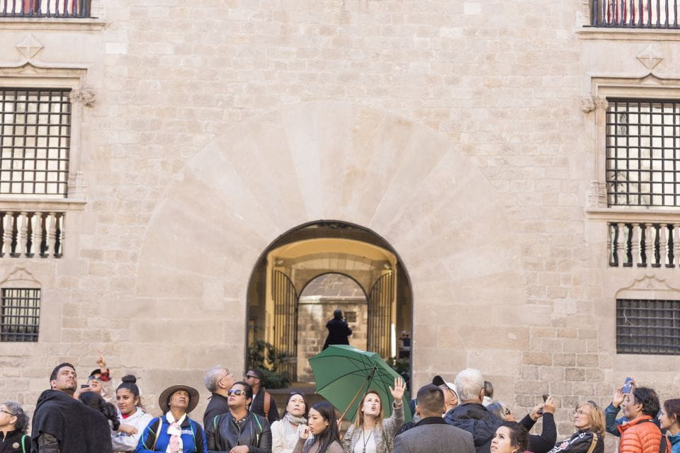 Barcelona: Highlights Guided Tour and Optional Paella Class - Key Points