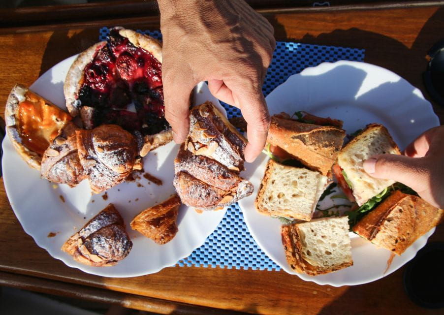 Barcelona: Light Brunch Sailing Experience With Drinks - Key Points