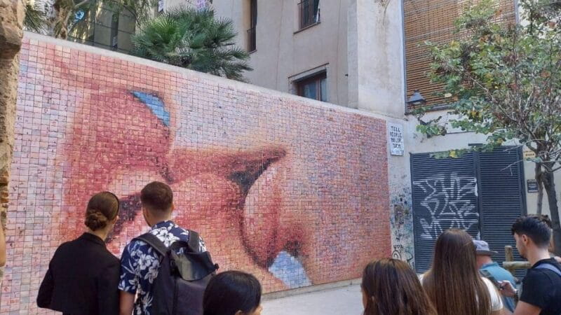 Barcelona: Old City Guided Walking Tour with a Local - Key points / Takeaways