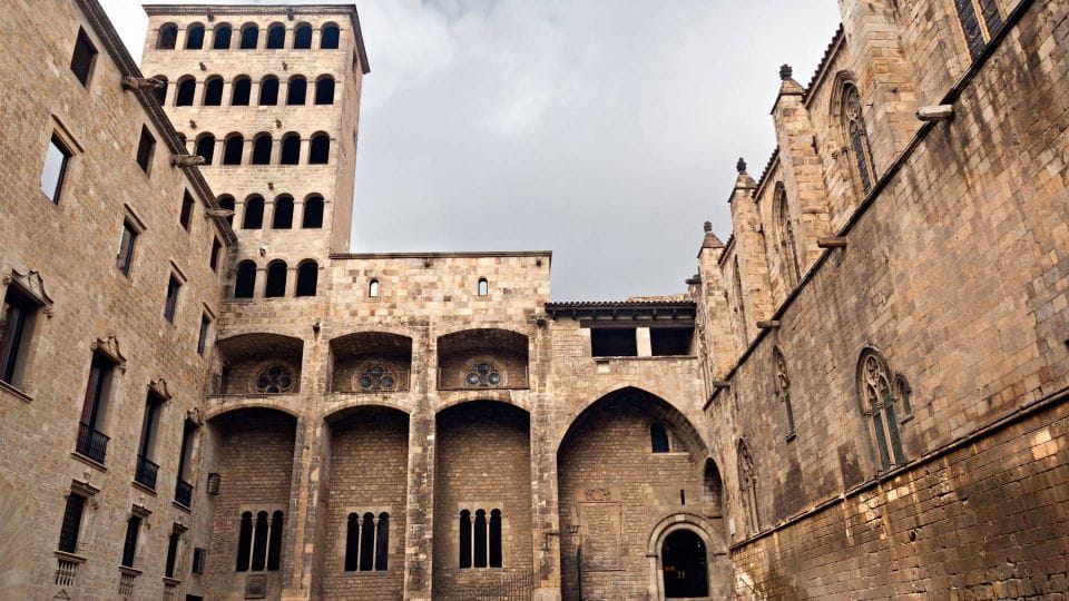 Barcelona: Old Town and Gothic Quarter Walking Tour - Exploring La Rambla