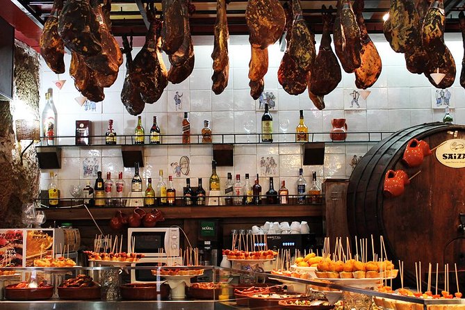 Barcelona Old Town Night Small Group Tour With Tapas & Flamenco - Small Group Walking Tour