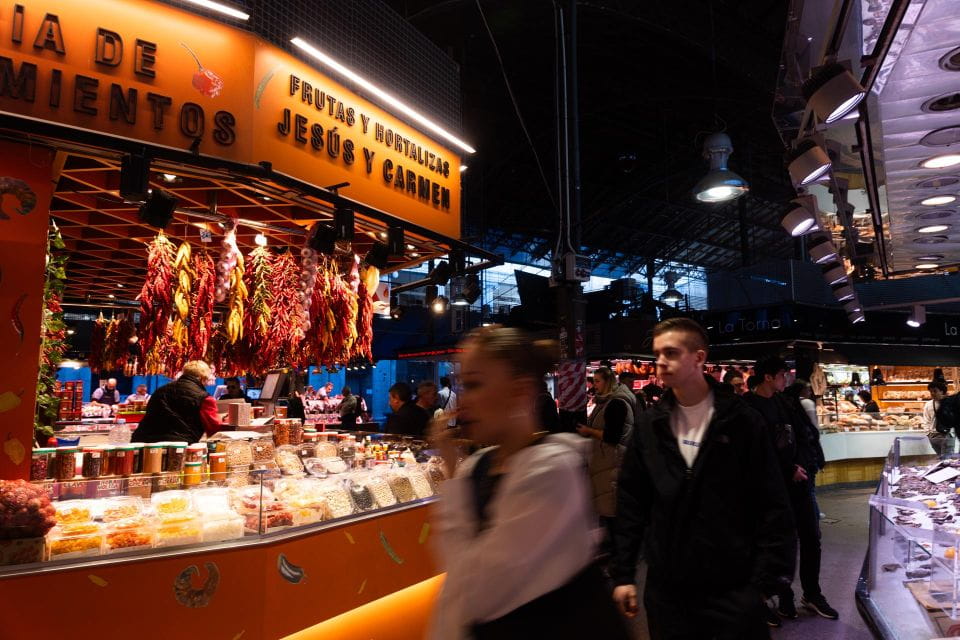 Barcelona: Photography Tour With a Professional Photographer - Logistics and Accessibility Details