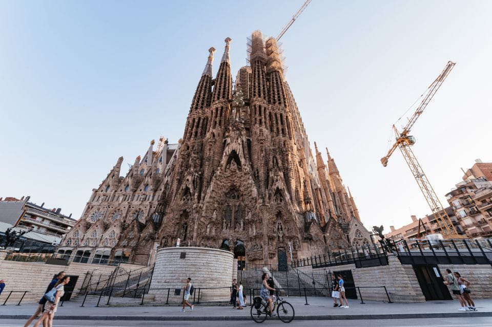 Barcelona: Sagrada Familia & City Sights Bike or E-Bike Tour - Experience Features