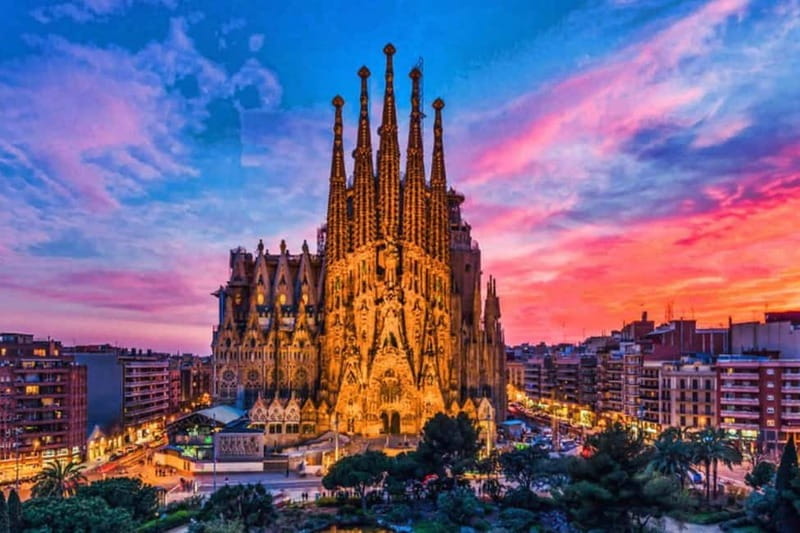 Barcelona: Sagrada Familia Guided Tour (With Entry Ticket) - Introduction: An Up-Close Look at Gaudís Masterpiece