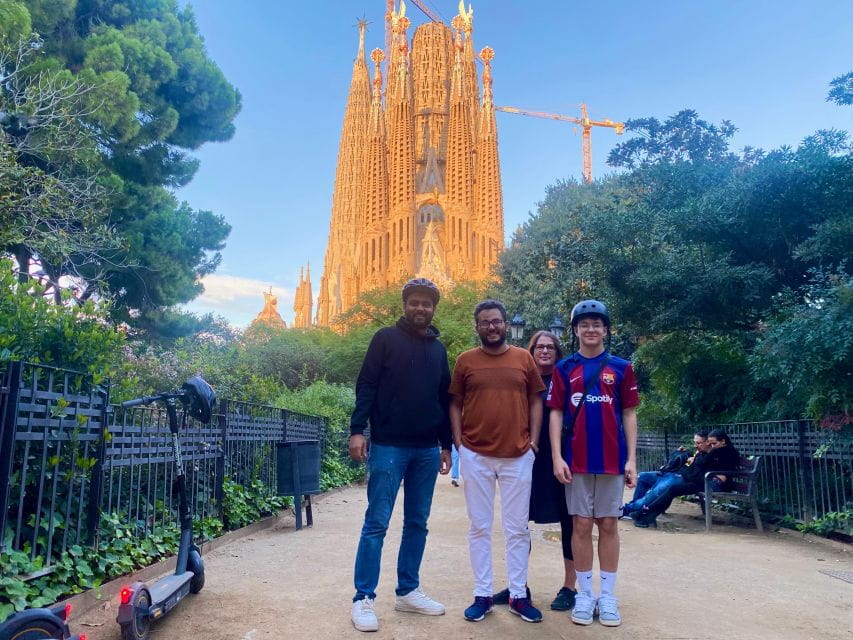 Barcelona: Sagrada Familia Private E-bike or E-Scooter Tour - Vehicle Options and Amenities