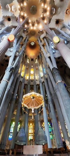 Barcelona: Sagrada Familia skip the line Guided Tour - Entering The Sagrada Familia: What to Expect
