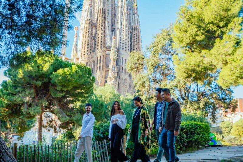 Barcelona: Sagrada Familia Skip-the-Line Tour & Photoshoot - Key Points / Takeaways