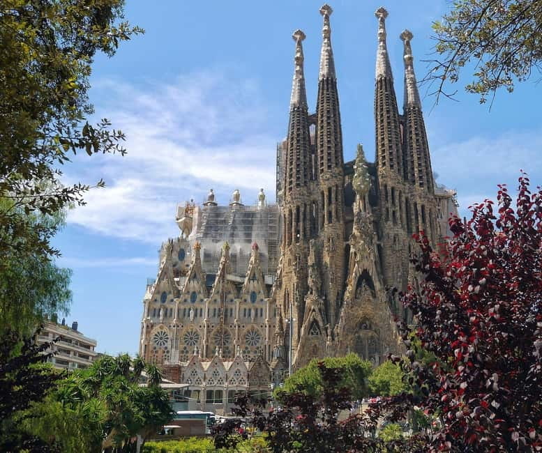 Barcelona: Sagrada Familia Skip-the-line Tour with Guide - Entering The Basilica: What to Expect