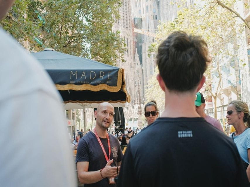 Barcelona: Sagrada Familia Tour With Skip-The-Line Access - Additional Attractions Nearby