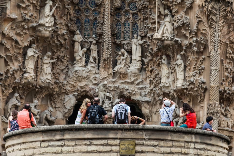Barcelona: Sagrada Familia Tour With Tower Access Option - Itinerary and Locations