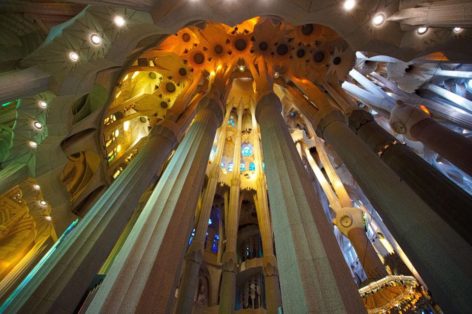 Barcelona: Sailing Trip, Sagrada Familia, and Casa Batlló - Meeting Point and Logistics
