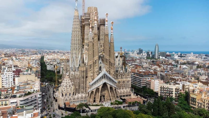Barcelona: Small-Group Sagrada Familia Fully Guided Tour - Exploring the Interior: Art in Every Corner