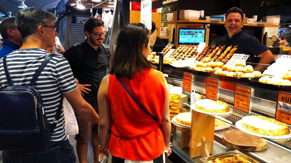 Barcelona: Street Food & Sightseeing Tour With Local Market - What to Bring
