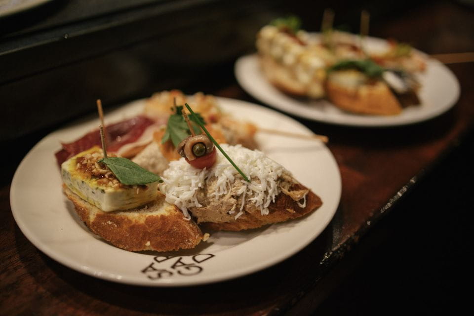 Barcelona: Tipsy Tapas Food Crawl Walking Tour With Tastings - Key Points