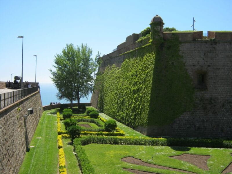 Barcelona Tour: Montjuic Cable Car & Gothic walking Tour - Exploring the Heart of Barcelona: A Walk Through the Gothic Quarter and El Born