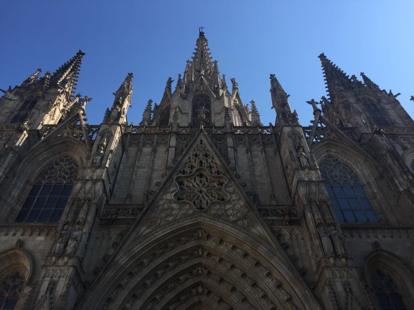 Barcelona: Yoga + Food Taste + City Centre Walking Tour - Exploring El Born