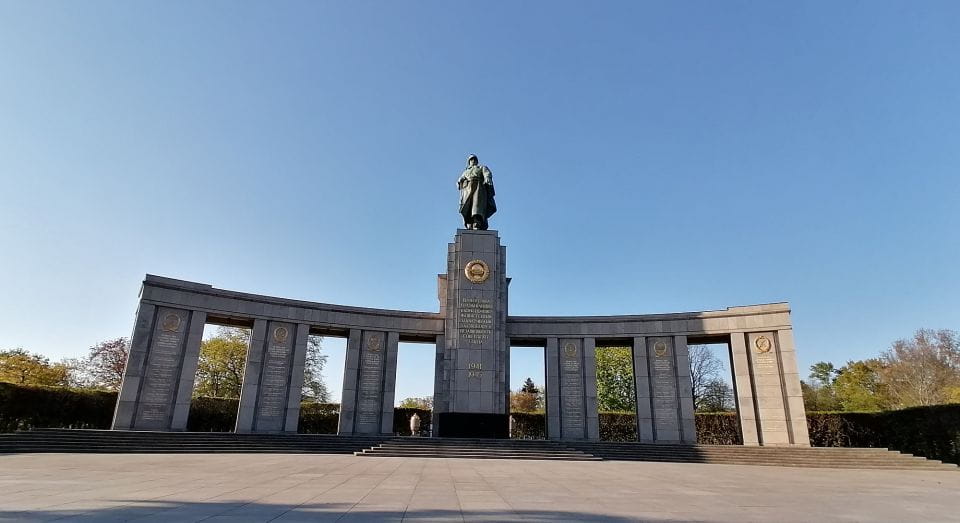 Battle of Berlin: Full Day Private Historic Black Van Tour - Key Points