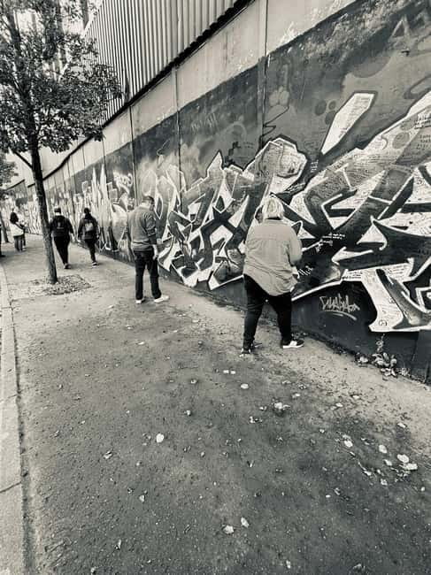 Belfast: Peacewall and Political History Black Taxi Cab Tour - Discovering Belfast’s Divided Landscape in Just 1.5 Hours