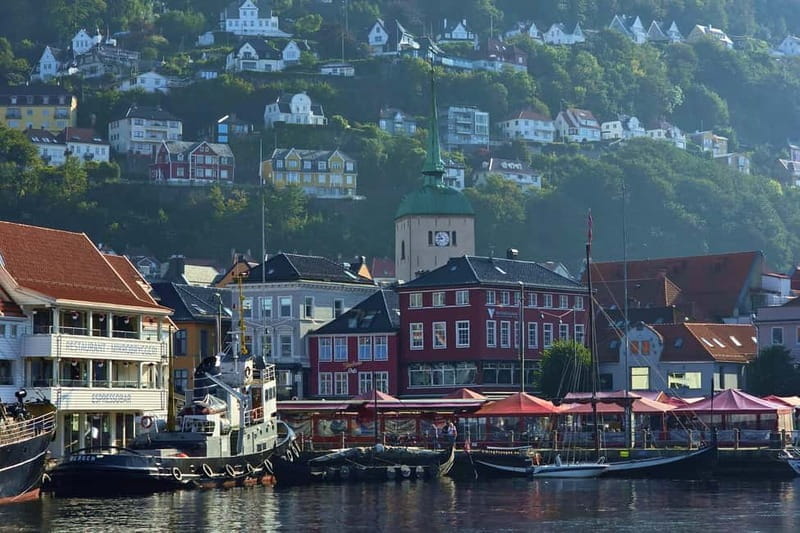 Bergen: Gondola to Mount Ulriken with Lunch & Local Guide - Exploring Bergen on Foot: Streets Filled with Character