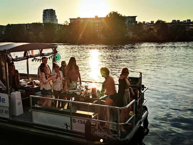 Berlin: Boat Rental BBQ boat with waterslide for 12 people - Berlin: Boat Rental BBQ boat with waterslide for 12 people — a lively day on the water