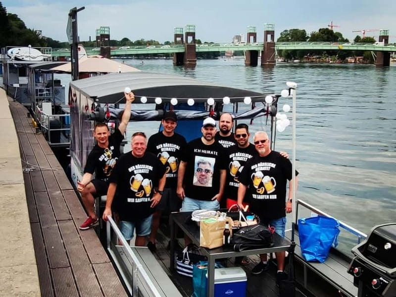 Berlin: Boat Rental BBQ boat with waterslide for 12 people - Who is this experience best suited for?