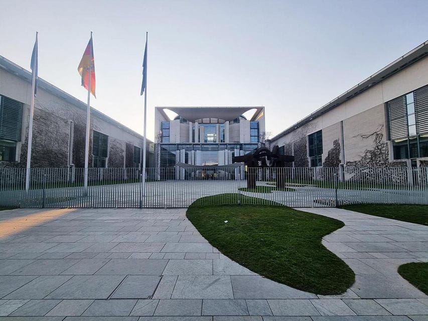 Berlin Brandenburg Gate Audio Rally by P.I. Sir Peter Morgan - Group Size and Cancellation