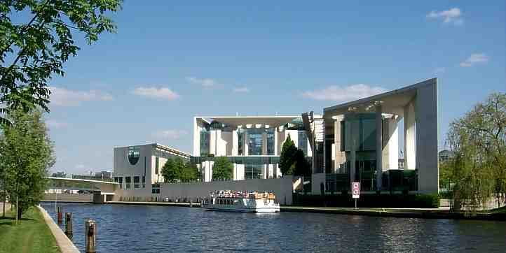 Berlin: Hop-On Hop-Off City Tour by Bus and Boat - Breaking Down the Itinerary: What to Expect at Each Stop