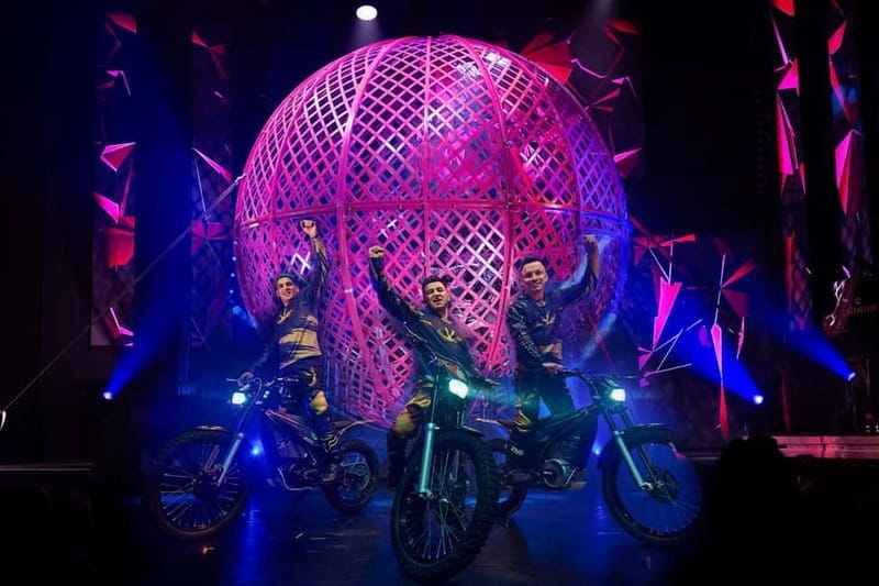 Berlin: VARIETÉ GAGA at Wintergarten - Varieté Show - Who Will Love This Show?